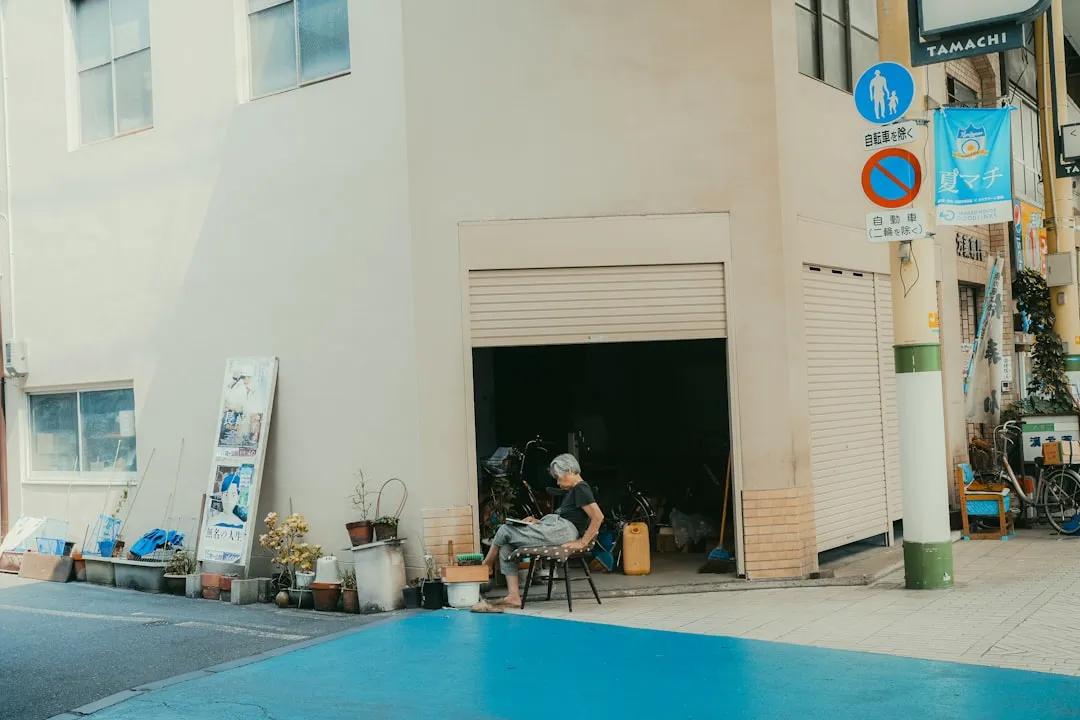杭州象壳家居板式衣柜与板式书柜定制工艺及环保标准解析